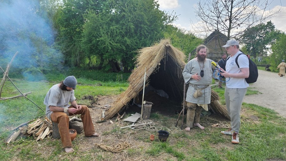 Obozowisko łowców i zbieraczy /Beniamin Kubiak-Piłat