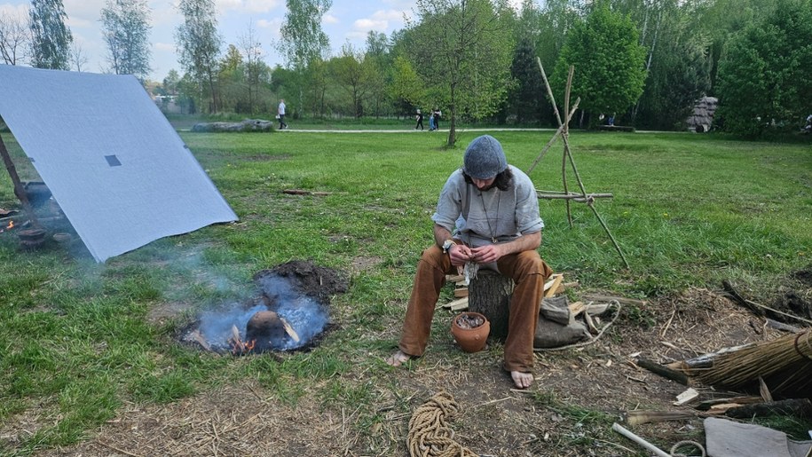 Obozowisko łowców i zbieraczy /Beniamin Kubiak-Piłat
