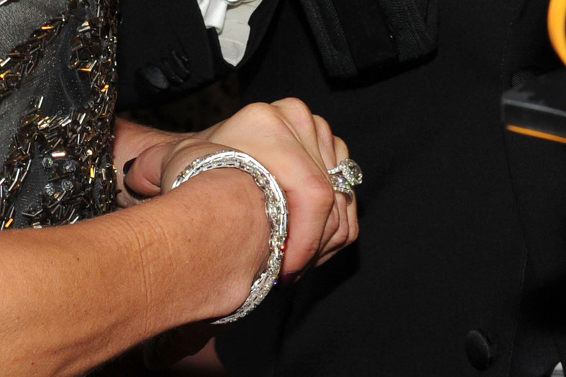 Obrączka i pierścionek zaręczynowy, które aktorka miała na palcu podczas niedawnej gali, wywołały sensację. /Getty Images/Flash Press Media