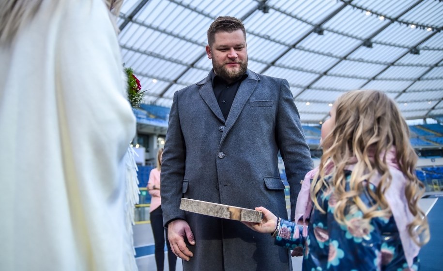 Obrączki nowożeńcom podawała ich 6-letnia córka /Materiały prasowe