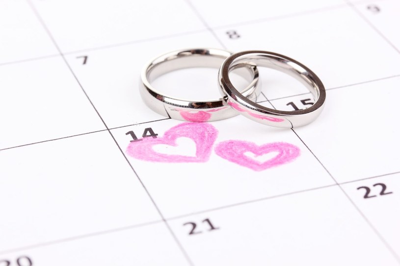 Obrączki warto kupić około osiem miesięcy przed datą ślubu /123RF/PICSEL