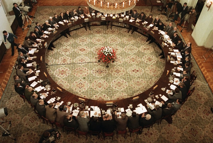Obrady okrągłego stołu. Zdjęcie z 1989 roku /AFP