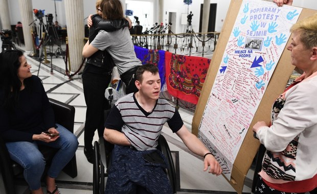 ​Obrady sejmowej podkomisji bez opiekunów osób niepełnosprawnych. Zmieniono miejsce debaty