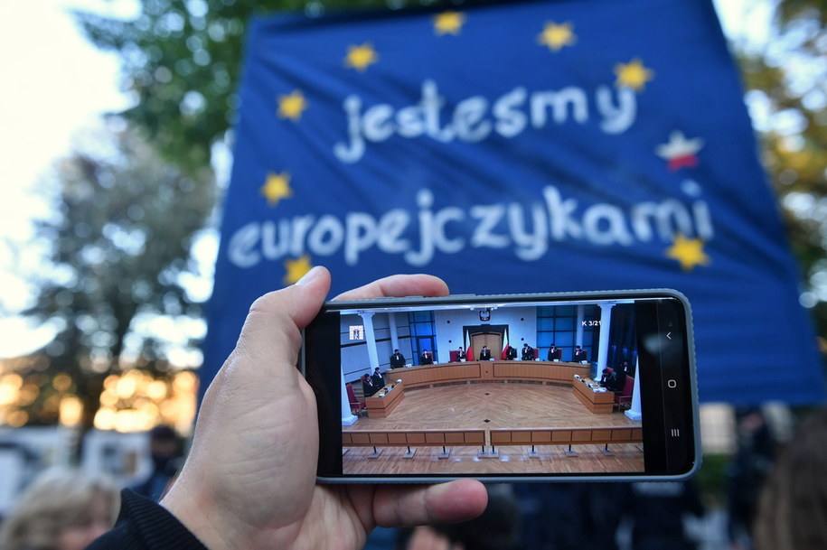 Obrady Trybunału Konstytucyjnego oglądane na ekranie telefonu przed siedzibą instytucji w Warszawie. /Radek Pietruszka /PAP