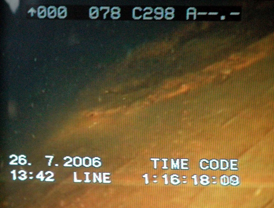 Obraz burty wraku Grafa Zeppelina z kamery podwodnej /Stefan Kraszewski (reprodukcja) /PAP