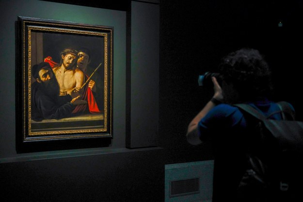 Obraz Caravaggia na ścianie Muzeum Prado /Chema Moya /PAP/EPA