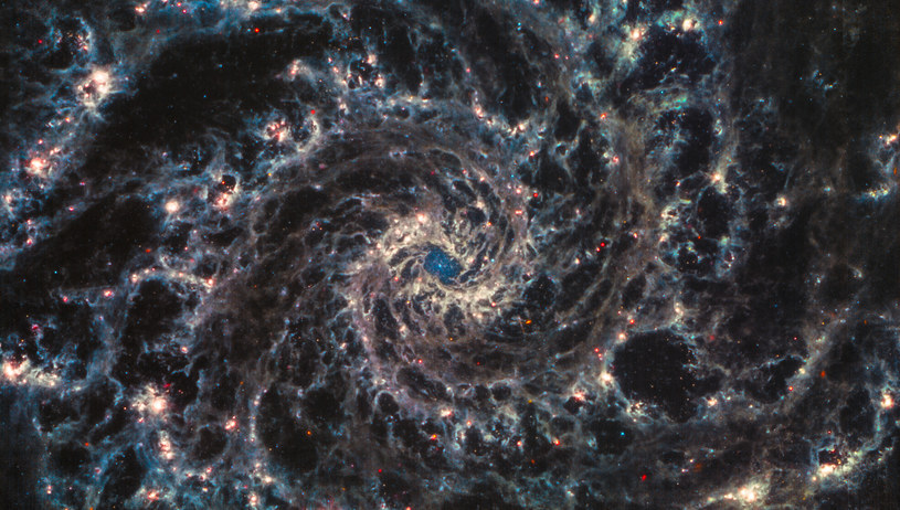 Obraz centrum galaktyki M74 sfotografowanej przez Kosmiczny Teleskop Jamesa Webba /Judy Schmidt / CC BY 2.0 /flickr.com
