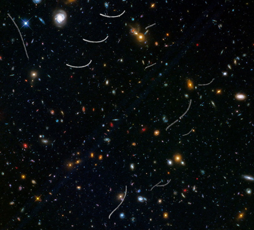 Obraz głębokiego nieba i "nieproszeni goście" - planetoidy z Układu Słonecznego / Fot: NASA, ESA, and B. Sunnquist and J. Mack (STScI) /materiały prasowe