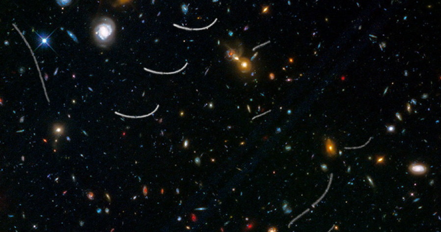 Obraz głębokiego nieba i "nieproszeni goście" - planetoidy z Układu Słonecznego / Fot: NASA, ESA, and B. Sunnquist and J. Mack (STScI) /materiały prasowe
