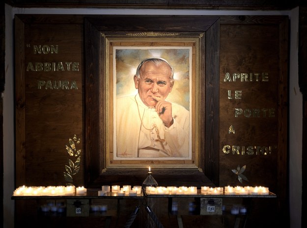 Obraz Jana Pawła II autorstwa Giuseppe Afrune w bazylice św. Rufina w Asyżu /Darek Delmanowicz /PAP