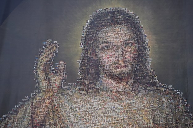 Obraz Jezusa Miłosiernego złożony ze zdjęć selfie /reprodukcja /PAP
