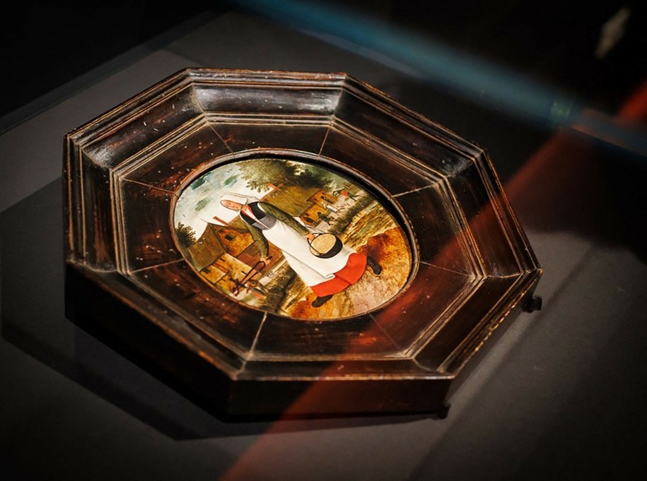Obraz "Kobieta niosąca żar" Pietera Brueghla /Fred ERSNT/Museum Gouda/AFP /East News