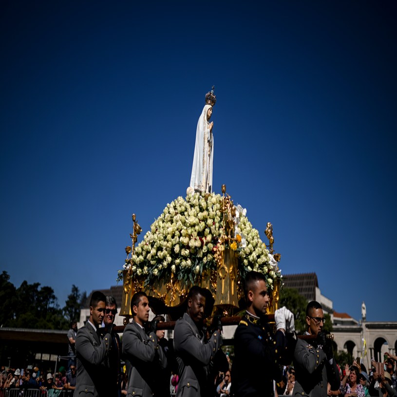 Obraz Matki Bożej Fatimskiej niesiony podczas procesji w sanktuarium fatimskim w Portugalii /PATRICIA DE MELO MOREIRA /AFP