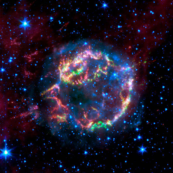 Obraz mgławicy Kasjopea A zebrany przez Spitzer Space Telescope w zakresie promieniowania o długości fali 3,6 mikrona (niebieskie), 4,5 mikrona (zielone) i 8,0 mikrona (czerwone) /NASA/JPL-Caltech/L. Rudnick (University of Minnesota) /Materiały prasowe