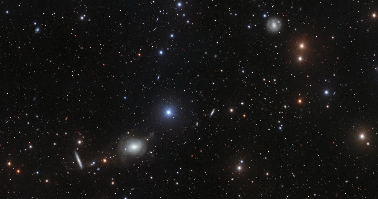 Obraz nieba wokół galaktyki eliptycznej NGC 5018 /materiały prasowe