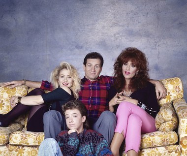 Obraz o losach chicagowskiej rodziny nieudaczników realizowano w latach 1987-1997. W Polsce serial miał premierę dopiero w 1996 r. na antenie Polsatu i z miejsca stał się hitem a O'Neill za swą kreację otrzymał dwie nominacje do nagrody Złotego Globu.

Chociaż aktorzy nie wierzyli w sukces serialu, "Świat według Bundych" spodobał się widzom. Przedstawiał niezamożną rodzinę, która w większości wypadków nie wspierała się, tylko wzajemnie zwalczała. Ukazane dysfunkcje oraz liczne dowcipy z seksu, masturbacji i ogólny brak poszanowania dla wszystkich świętości sprawiły, że liczne organizacje wzywały do bojkotu serialu. Jak na ironię, ich apele tylko zwiększały zainteresowanie produkcją.  