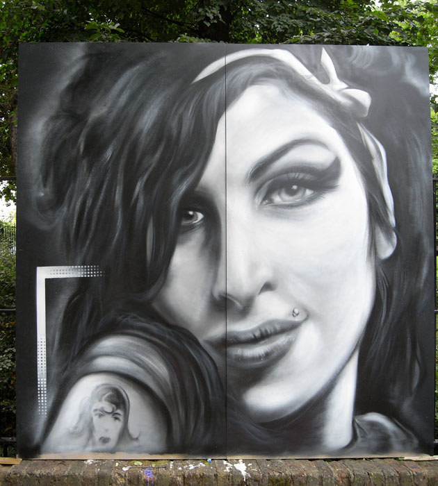 Obraz przed domem Amy Winehouse &nbsp; /Splashnews