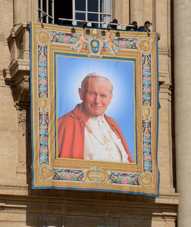 Obraz przedstawiający błogosławionego Jana Pawła II wywieszony na Bazylice św. Piotra, który zostanie odsłonięty podczas kanonizacji w Watykanie /Radek Pietruszka /PAP