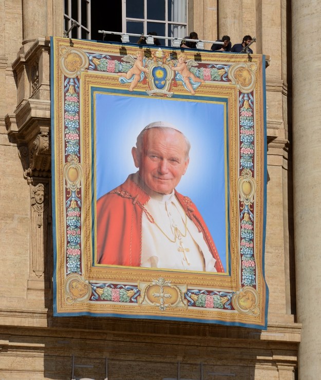 Obraz przedstawiający błogosławionego Jana Pawła II wywieszony na Bazylice św. Piotra /Radek Pietruszka /PAP