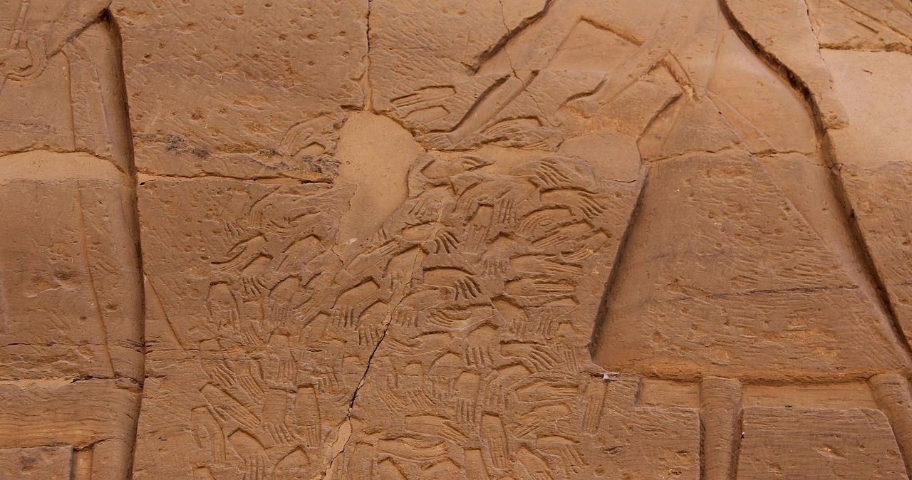 Obraz przedstawiający stos odciętych dłoni w egipskiej świątyni Medinet Habu /Steven C. Price /Wikimedia
