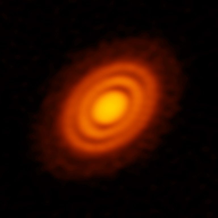 Obraz pyłu w dysku protoplanetarnym wokół gwiazdy HD 163296 /ALMA (ESO/NAOJ/NRAO); A. Isella; B. Saxton (NRAO/AUI/NSF) /Materiały prasowe