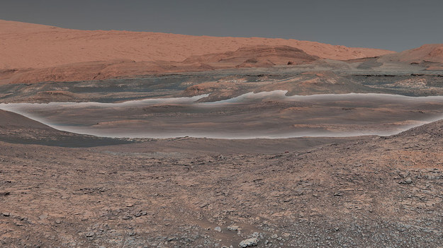 Obraz rejonu Mount Sharp na marsie, zestawiony z mozaiki zdjęć wykonanych przez łazik Curiosity. Na biało oznaczono rejon, gdzie mogą być skały powstałe z udziałem wody /NASA/JPL-Caltech/MSSS /Materiały prasowe