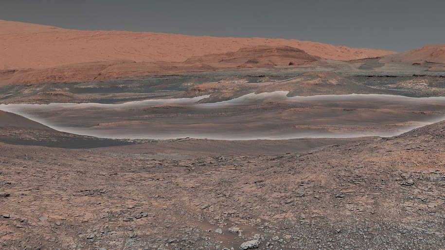Obraz rejonu Mount Sharp na marsie, zestawiony z mozaiki zdjęć wykonanych przez łazik Curiosity. Na biało oznaczono rejon, gdzie mogą być skały powstałe z udziałem wody /NASA/JPL-Caltech/MSSS /Materiały prasowe