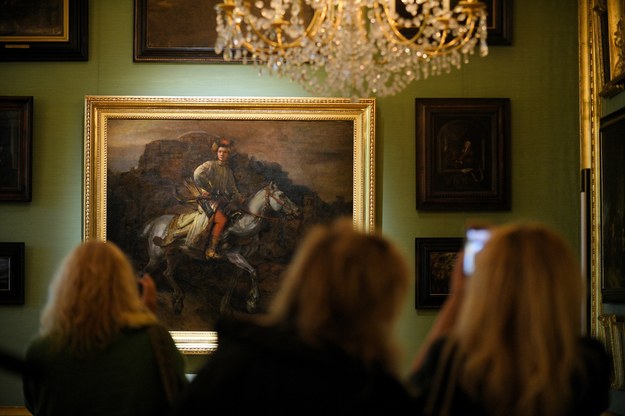 Obraz Rembrandta 'Jeździec polski' prezentowany podczas śniadania prasowego poprzedzającego otwarcie wystawy „Królewski Rembrandt. 'Jeździec polski' ze zbiorów The Frick Collection w Nowym Jorku” /PAP/Marcin Obara /