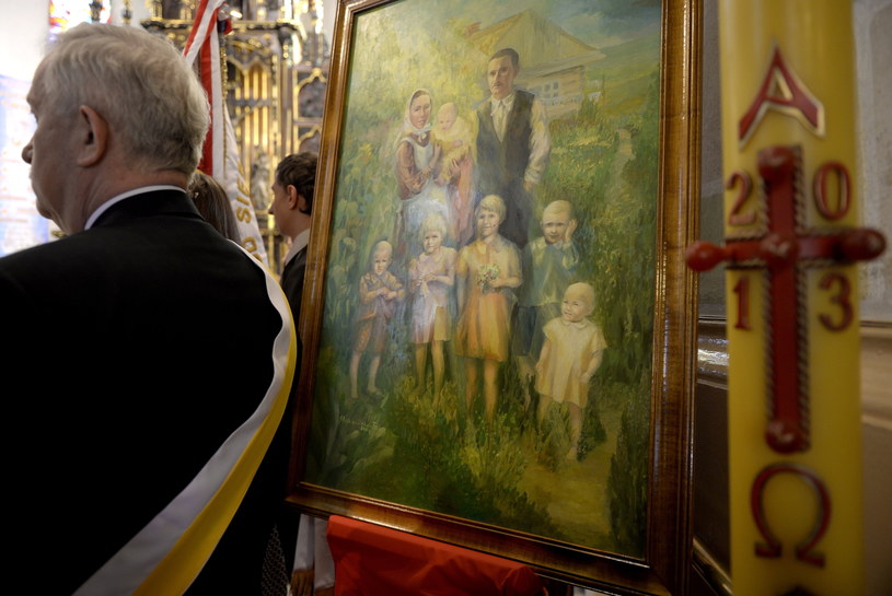 Obraz rodziny Ulmów prezentowany podczas mszy świętej w Markowej /Darek Delmanowicz /PAP