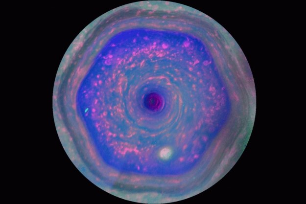 Obraz sześciokąta wokół bieguna północnego Saturna /NASA