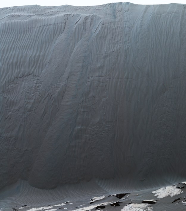 Obraz wydmy "Namib", złożony z serii zdjec wykonanych przez łazik Curiosity 17 grudnia 2015 roku /Credits: NASA/JPL-Caltech/MSSS /materiały prasowe