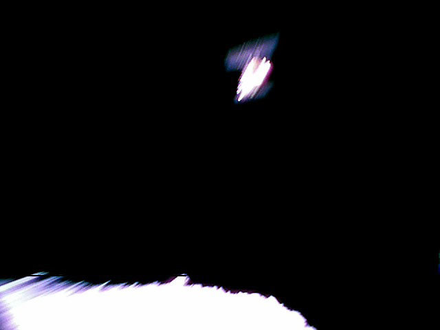 Obraz z jednego z lądowników MINERVA po oddzieleniu od sondy Hayabusa 2 (u góry zdjęcia) /materiały prasowe