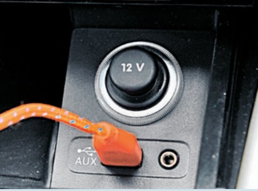 Obraz ze smartfona na ekran w samochodzie przekazywany jest przez kabel USB. (kliknij, żeby powiększyć) /Motor