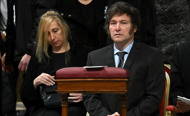 Obrażał i krytykował papieża. Prezydent Argentyny zdecydował ws. pogrzebu Franciszka