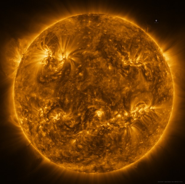 Obrazy Słońca wykonała sonda kosmiczna Solar Orbiter (ESA). Na fotografii w prawym górnym rogu umieszczono zdjęcie Ziemi (tak nasza planeta wyglądałaby z tej perspektywy) /https://www.esa.int/ /