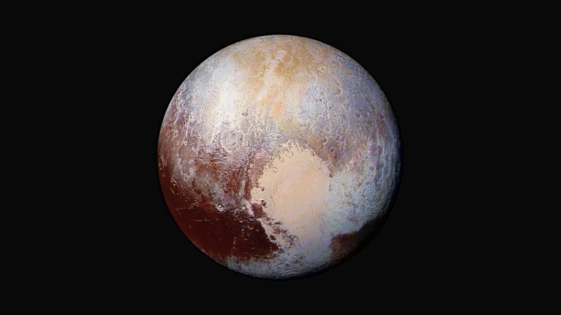 Obrobione zdjęcie Plutona we wzmocnionych kolorach, ukazujące mnogość odmiennych obszarów o różnym wieku /materiały prasowe