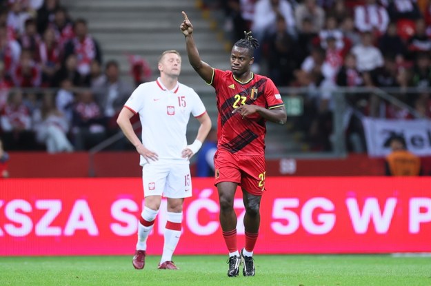 Obrońca biało-czerwonych Kamil Glik i piłkarz reprezentacji Belgii Michy Batshuayi cieszący się z bramki strzelonej na 0:1 podczas meczu Ligi Narodów z Polską w Warszawie. / 	Leszek Szymański    /PAP