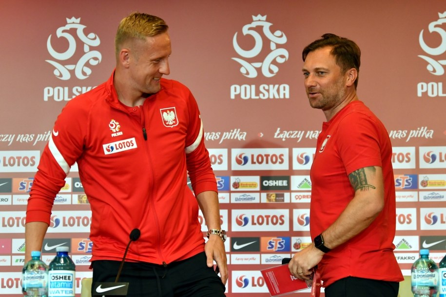 Obrońca piłkarskiej reprezentacji Polski Kamil Glik (L) oraz Team Manager ds. sportowych i rzecznik prasowy PZPN Jakub Kwiatkowski (P) na konferencji prasowej podczas zgrupowania kadry, w "Hotel Marriott Resort & Spa" w Sopocie / 	Adam Warżawa    /PAP