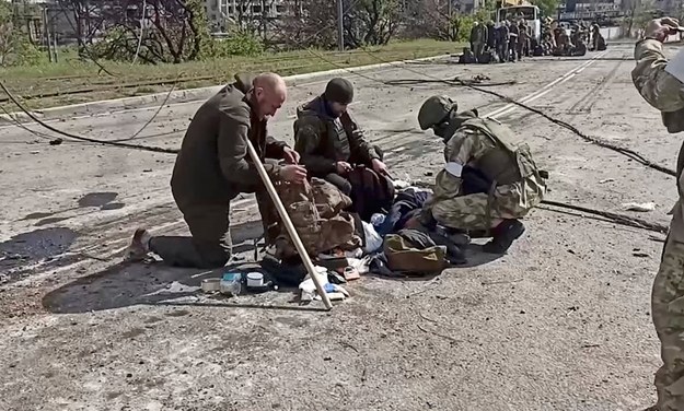 Obrońcy Azowstalu po opuszczeniu zakładów w Mariupolu /RUSSIAN DEFENCE MINISTRY PRESS SERVICE / HANDOUT HANDOUT /PAP/EPA