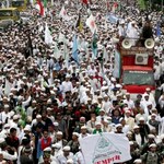Obrońcy Islamu demonstrują w Dżakarcie. "Chcemy muzułmańskiego gubernatora stolicy"