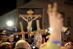 Obrońcy krzyża całą noc gromadzili się pod Pałacem Prezydenckim