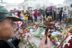 Obrońcy krzyża - krzyż obronili