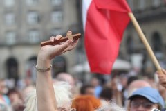 Obrońcy krzyża - krzyż obronili