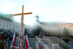Obrońcy krzyża trwają przed Pałacem