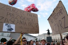 Obrońcy krzyża trwają przed Pałacem