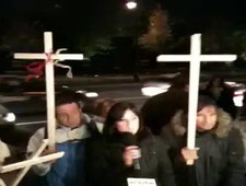 Obrońcy krzyża zebrali się pod siedzibą premiera