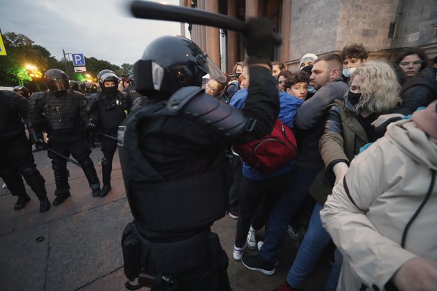 Obrońcy praw człowieka informują, że uczestnicy akcji i dziennikarze byli bici /ANATOLY MALTSEV  /PAP/EPA