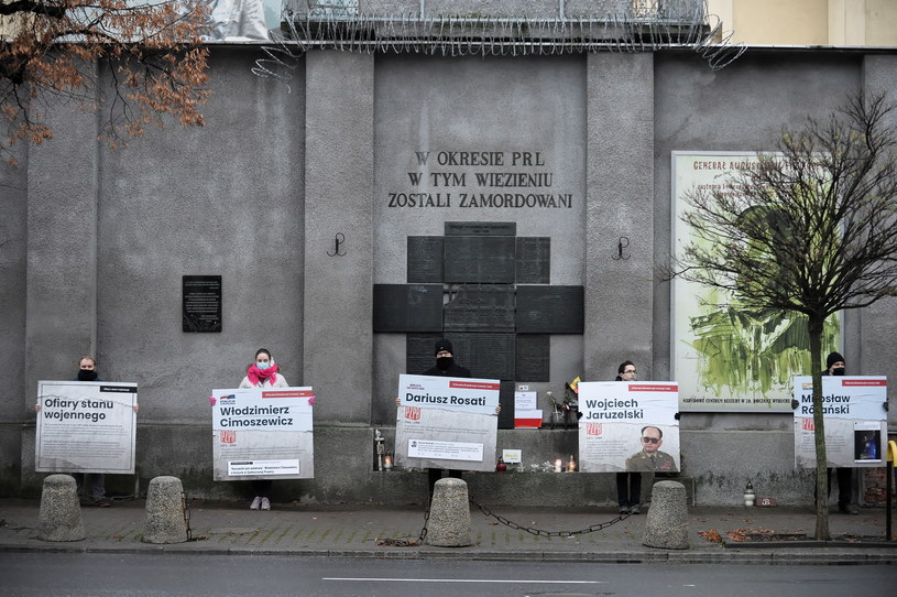 #ObroncyDemokracji wczoraj i dziś przed Muzeum Żołnierzy Wyklętych i Więźniów Politycznych PRL w Warszawie / 	Marcin Obara  /PAP