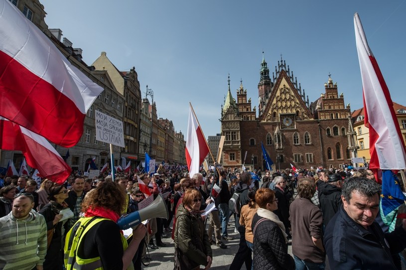 "Obronimy demokrację". Marsz KOD we Wrocławiu /Maciej Kulczyński /PAP