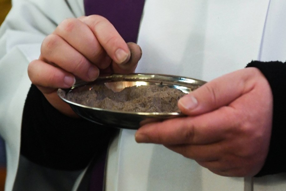 Obrządek posypywania głów wiernych popiołem, podczas mszy świętej w Środę Popielcową /Piotr Nowak /PAP